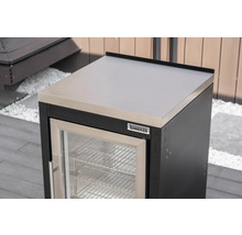 Modul frigider de exterior Tenneker cu blat din oțel inoxidabil și ușă de sticlă într-o bucătărie de exterior luminoasă pe o terasă.
