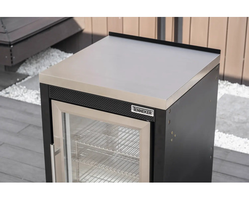 Modul frigider de exterior Tenneker cu blat din oțel inoxidabil și ușă de sticlă într-o bucătărie de exterior luminoasă pe o terasă.