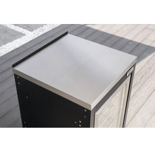 Modul de bucătărie de exterior Tenneker cu blat din oțel inoxidabil, ușă din sticlă și Tenneker Logo pe o terasă de lemn.