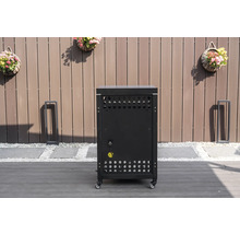 Dulap mobil de bază pentru bucătărie de exterior negru cu fante de ventilație și conexiune electrică pe o terasă în fața unui gard de lemn.
