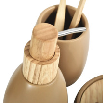 Dozator de săpun și suport pentru periuțe de dinți din ceramică bej cu elemente din lemn.
