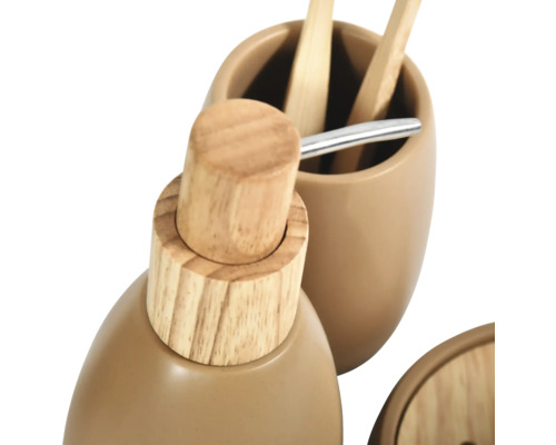 Dozator de săpun și suport pentru periuțe de dinți din ceramică bej cu elemente din lemn.