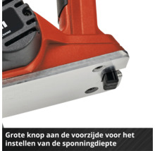 Vedere detaliată a unei rindele electrice roșii cu accent pe placa de bază și zona pentru reglarea adâncimii de fălțuire.