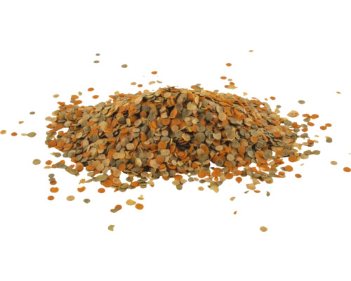 O grămadă de hrană pentru pești de acvariu sub formă de chipsuri rotunde mici.