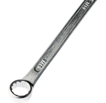 Prim-plan cu o cheie inelară din metal cu dimensiunea 9/16 gravată pe mâner.