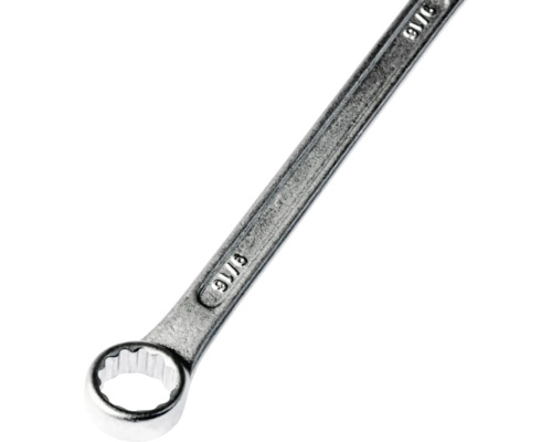 Prim-plan cu o cheie inelară din metal cu dimensiunea 9/16 gravată pe mâner.