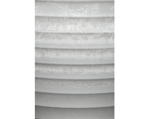 Vedere detaliată a unei suprafețe din plastic alb cu nervuri.
