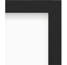 Vedere de aproape a unui colț de ramă foto cu profil negru și paspartu alb.