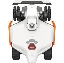 Vedere de sus a unei mașini de tuns iarba robotizate albe cu tracțiune integrală, anvelope negre și buton stop roșu.