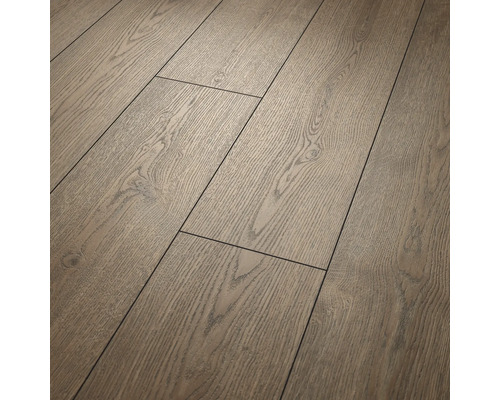 Pardoseală laminată cu aspect de stejar, structură de lemn texturată și rost în V.