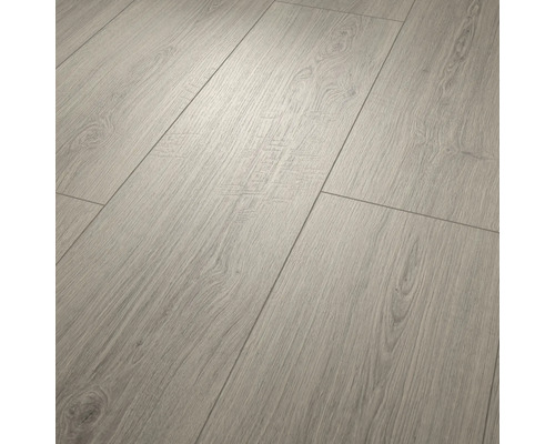 Pardoseală laminată cu aspect de stejar gri deschis, textură structurată a lemnului și rost în V.