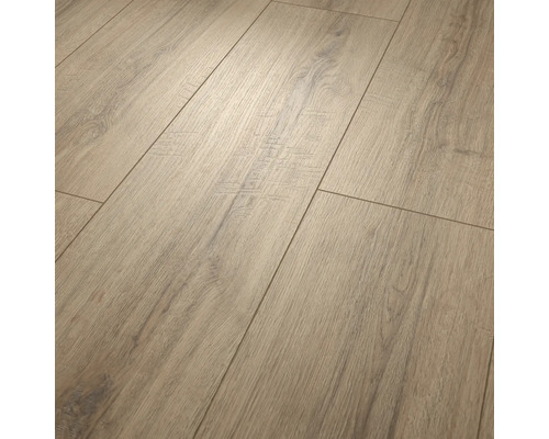 Pardoseală laminată cu aspect de stejar, suprafață structurată și rost în V.