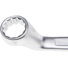 Vedere de aproape a unei chei inelare din metal cromat cu profil dodecagonal.