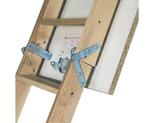 Vedere detaliată a unei scări de mansardă din lemn cu balamale metalice pe o trapă de pod.