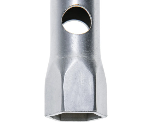 Vedere detaliată a unei chei tubulare argintii din oțel cu orificiu pentru dorn și profil hexagonal.