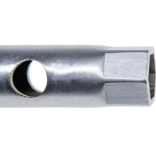 Detaliu al unei chei tubulare metalice cu profil hexagonal și orificiu pentru tijă.