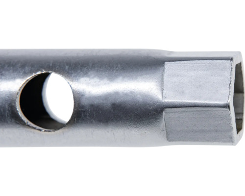 Detaliu al unei chei tubulare metalice cu profil hexagonal și orificiu pentru tijă.