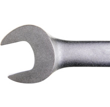Vedere de aproape a capului unei chei fixe din metal mat