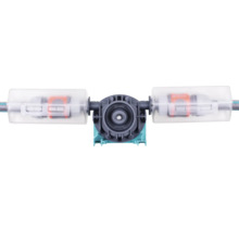 Accesoriu pentru irigarea grădinii cu unitate de pompă rotundă și două capace din plastic transparent pentru racordurile de furtun.