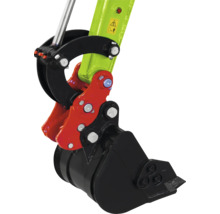 Cupă de excavator neagră din metal cu cuplaj rapid roșu pe un braț de excavator verde.