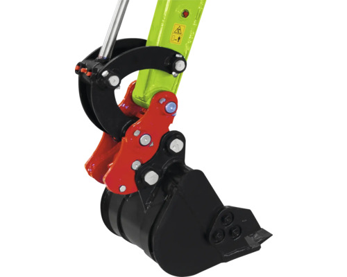 Cupă de excavator neagră din metal cu cuplaj rapid roșu pe un braț de excavator verde.