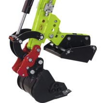 Braț de excavator din metal cu sistem de cuplare rapidă și două cupe.