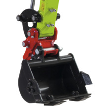 Cupă de excavator pentru miniexcavator cu cuplaj rapid și braț de excavator din metal în culorile negru, roșu și verde.