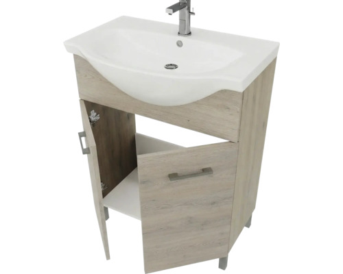 Set de mobilier pentru baie format din lavoar din ceramică albă, baterie cromată și mască în aspect de lemn cu două uși și mânere metalice.