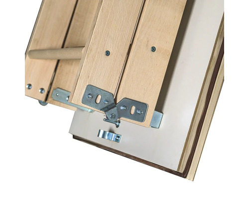 Vedere de aproape a mecanismului de pliere al unei scări de acces la pod din lemn cu balamale metalice.