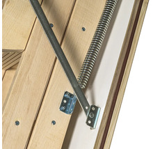 Detaliu al mecanismului scării de mansardă cu arc de tracțiune din metal, braț de pârghie și feronerie pe șipci de lemn.