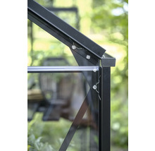 Vedere detaliată a unei îmbinări de colț pe cadrul unei sere din aluminiu negru cu panouri de sticlă și șuruburi de fixare.