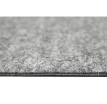 Vedere de aproape a unei mochete din pâslă gri cu suprafață structurată și margine vizibilă.