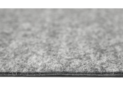 Vedere de aproape a unei mochete din pâslă gri cu suprafață structurată și margine vizibilă.