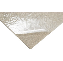 Pâslă de protecție autoadezivă pentru protecția pardoselii cu folie de protecție parțial dezlipită.