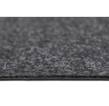 Vedere de aproape a unei pardoseli din pâslă aculată gri, cu suprafață texturată și parte inferioară vizibilă.