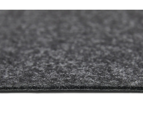 Vedere de aproape a unei pardoseli din pâslă aculată gri, cu suprafață texturată și parte inferioară vizibilă.