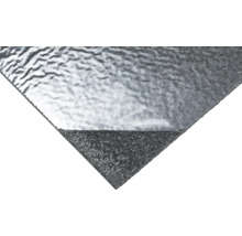 Placă izolatoare autoadezivă cu suprafață din aluminiu structurat și partea inferioară închisă la culoare din pâslă.