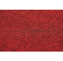 Vedere de aproape a texturii unui covor roșu din pâslă perfoliată.