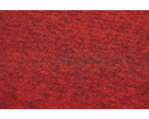 Vedere de aproape a texturii unui covor roșu din pâslă perfoliată.