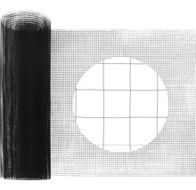 Plasă neagră cu ochiuri fine la rolă cu o vedere detaliată a structurii ochiurilor.