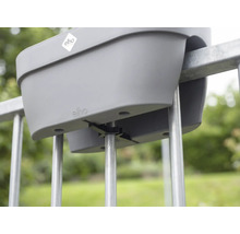 Ghiveci de balcon Elho cu sistem de fixare pe o balustradă metalică.