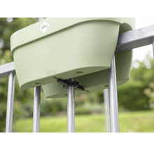 Jardinieră de balcon Elho cu Elho Logo pe o balustradă metalică cu clipsuri de stabilizare pe partea inferioară.