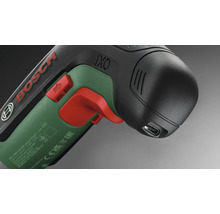 Șurubelniță cu acumulator Bosch IXO vedere detaliată a portului de încărcare USB de pe mâner.