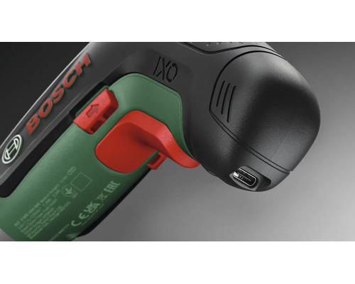 Șurubelniță cu acumulator Bosch IXO vedere detaliată a portului de încărcare USB de pe mâner.