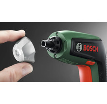 Șurubelniță cu acumulator Bosch IXO cu capac detașabil pentru accesorii și suport pentru biți.
