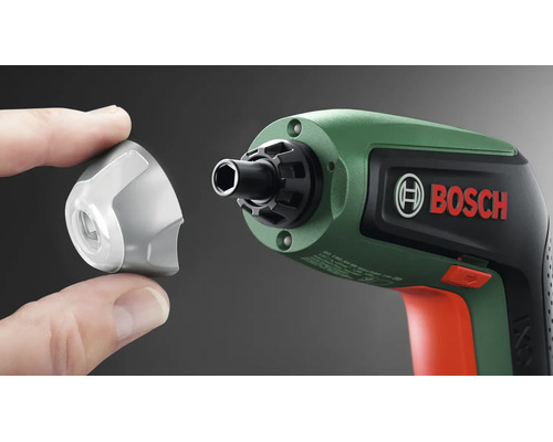 Șurubelniță cu acumulator Bosch IXO cu capac detașabil pentru accesorii și suport pentru biți.