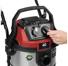 Aspirator umed-uscat Einhell cu o capacitate de 40 litri, priză și buton rotativ pentru reglarea puterii de aspirare.