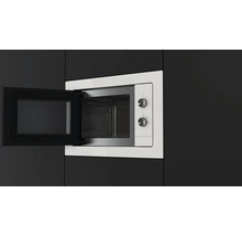 Cuptor cu microunde încorporabil cu cadru alb, ușă deschisă și două butoane rotative mecanice.