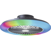 Ventilator de tavan modern cu inel luminos LED în culorile curcubeului și grilă centrală în fața palelor ventilatorului.