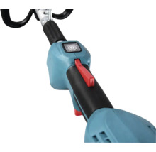 Detaliu al unității de comandă a unei motocoase cu buton de pornire, întrerupător de siguranță și mâner ergonomic pe tijă.